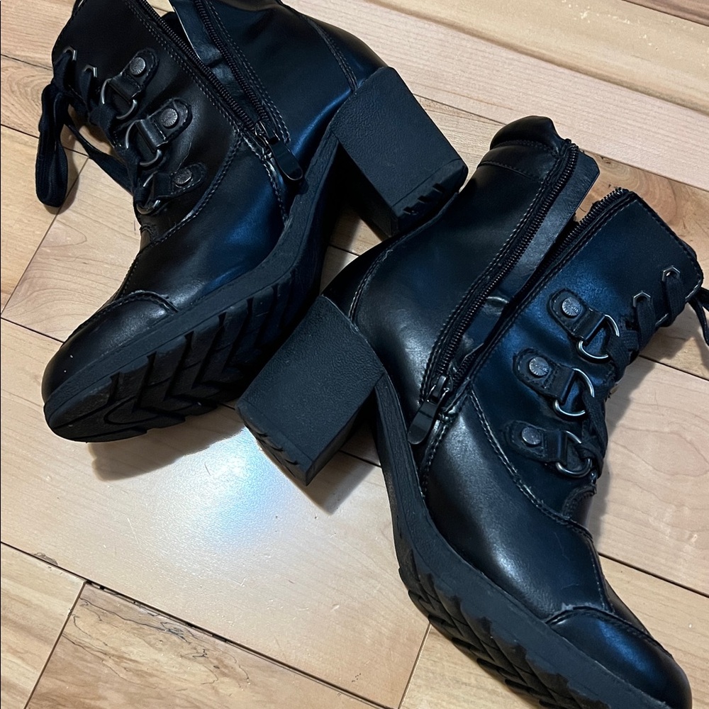 Elegant Black Women's Winter Boots - Picture 4 of 16